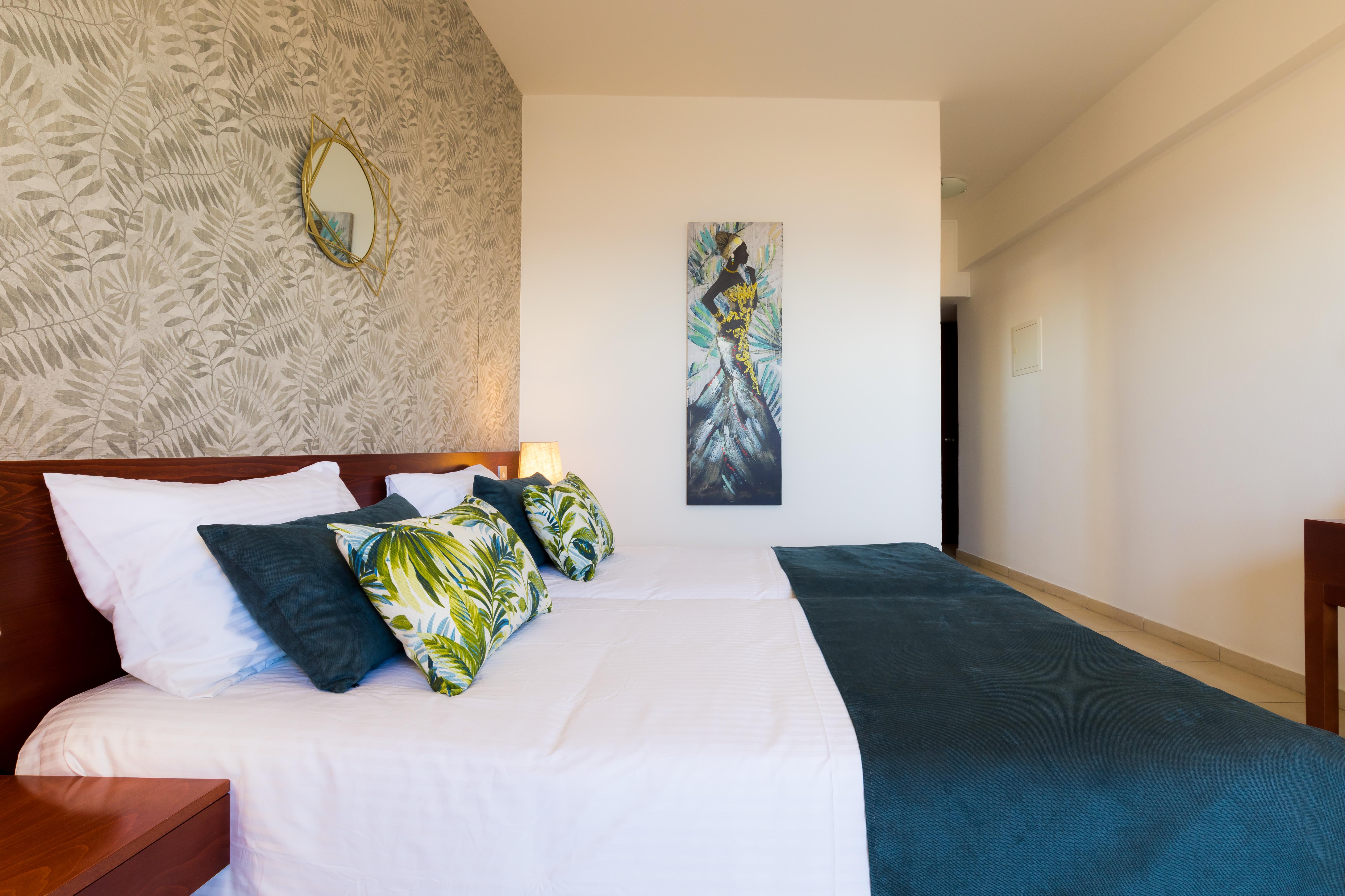 פרוטאראס Iris Beach Hotel מראה חיצוני תמונה