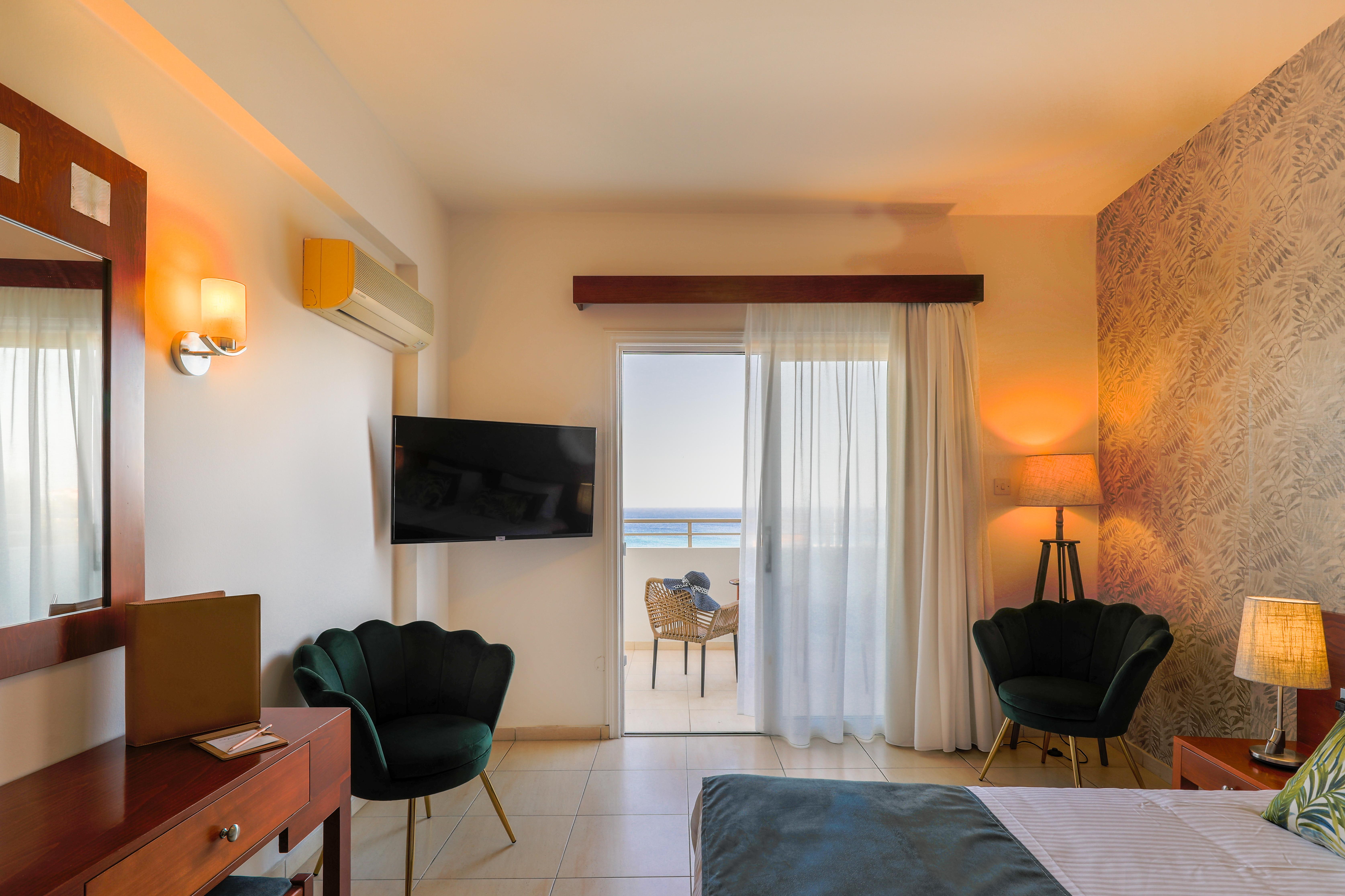 פרוטאראס Iris Beach Hotel מראה חיצוני תמונה