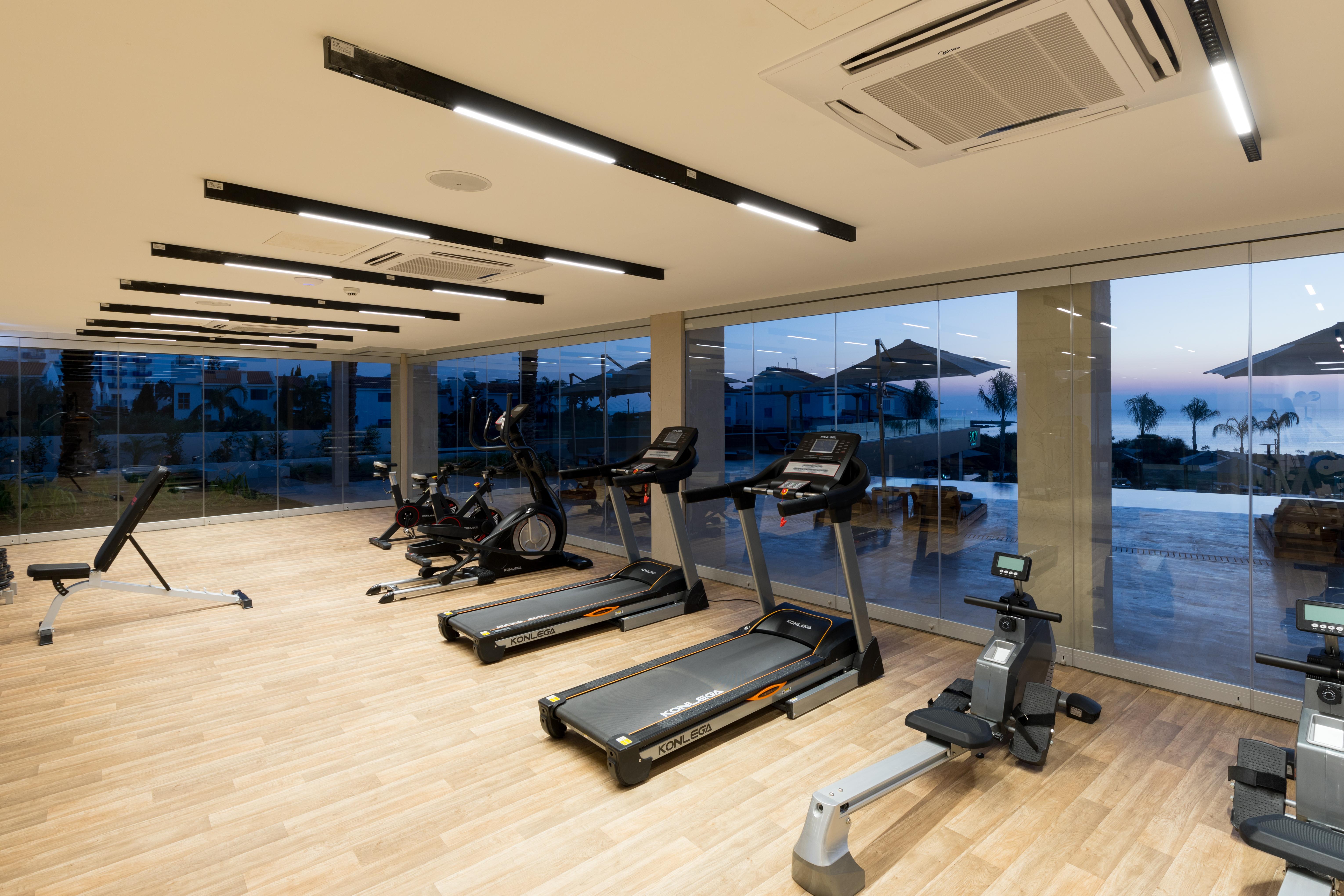 פרוטאראס Iris Beach Hotel מראה חיצוני תמונה