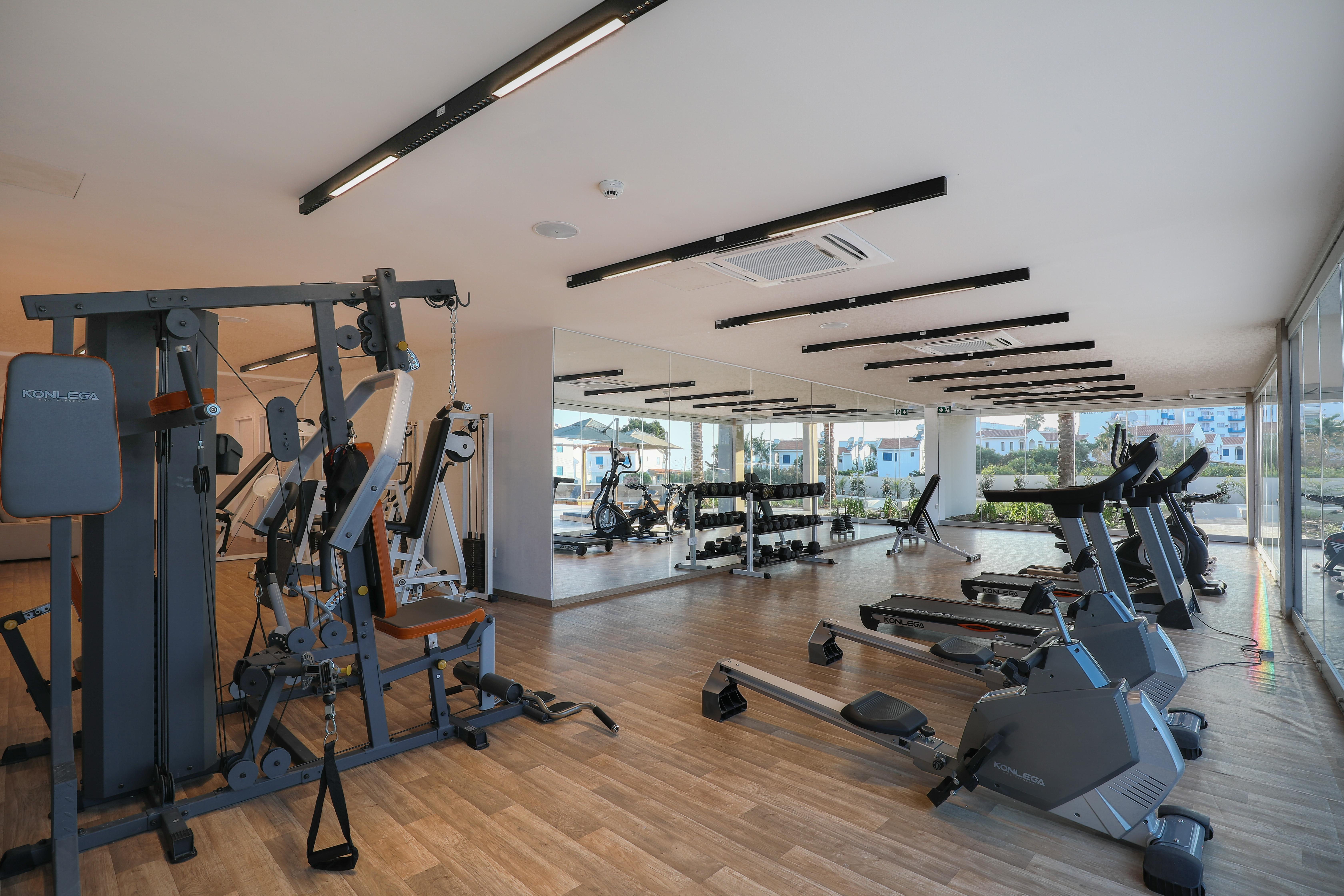 פרוטאראס Iris Beach Hotel מראה חיצוני תמונה