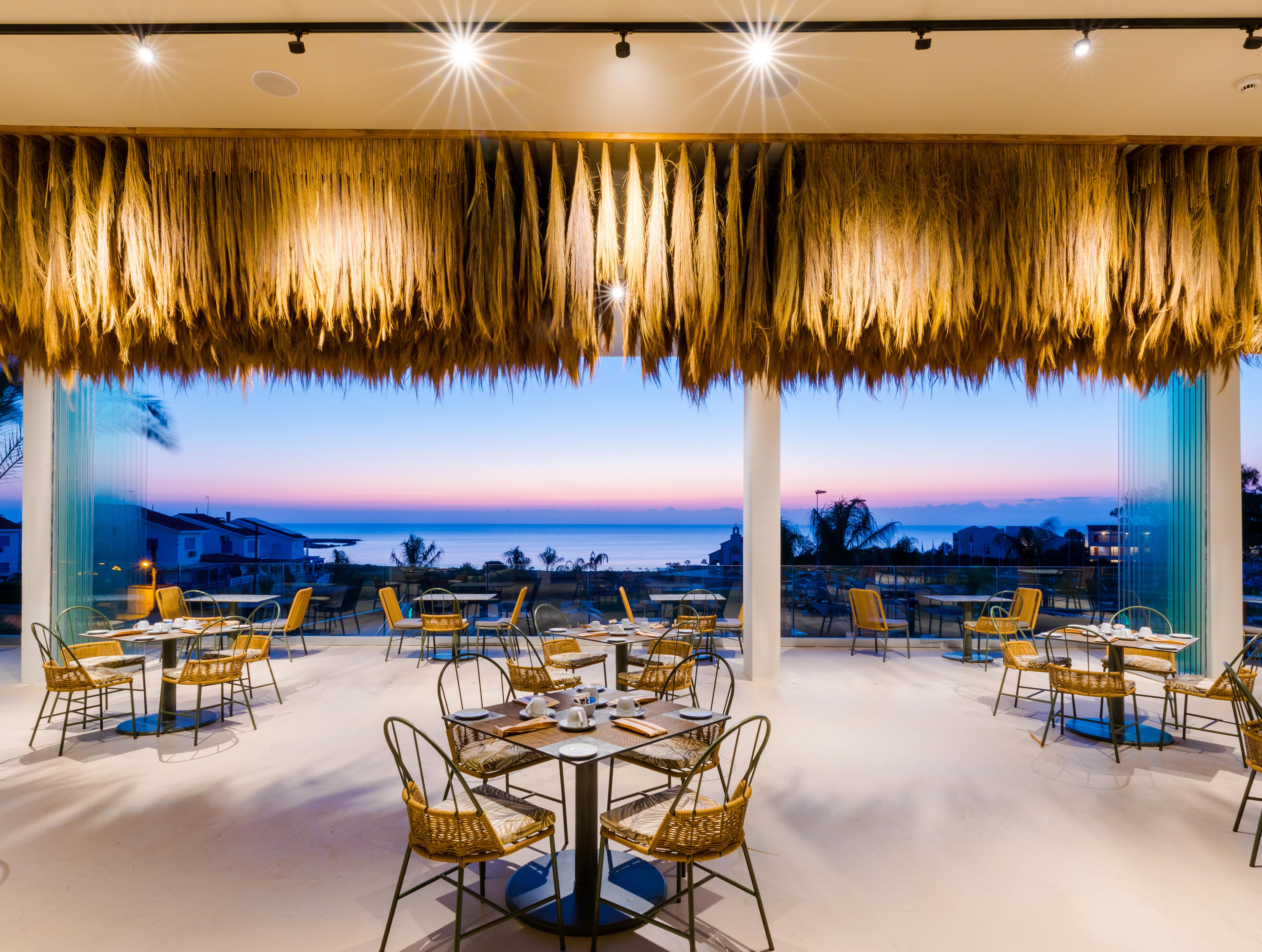 פרוטאראס Iris Beach Hotel מראה חיצוני תמונה